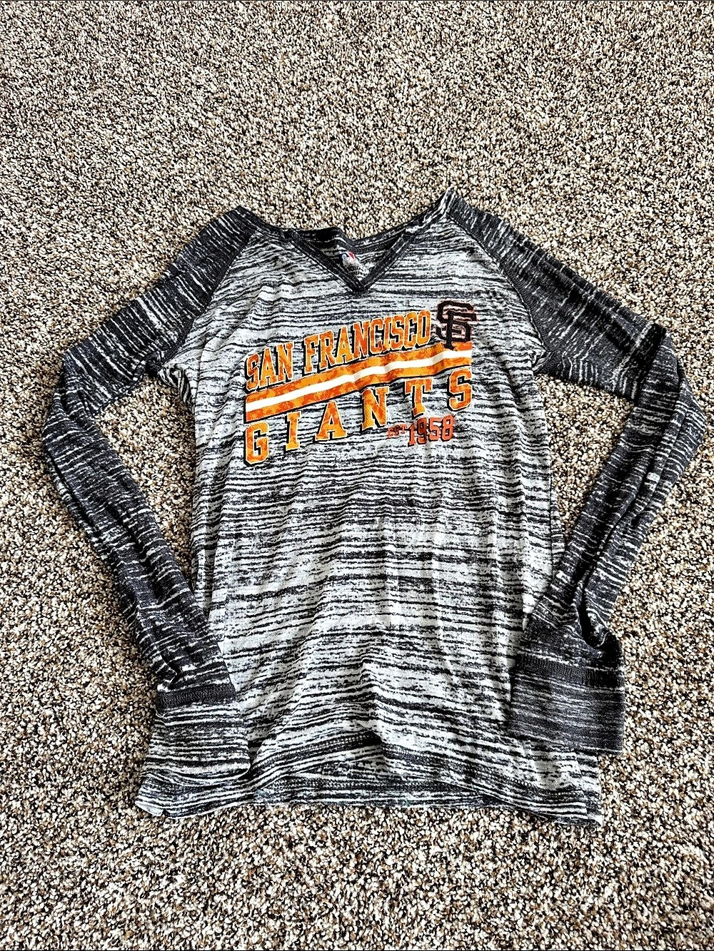 MLB San Francisco Giants Long Sleeve Graphic Tee in Gray & Black Size Small